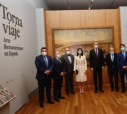Fotografía de grupo con las autoridades asistentes al acto